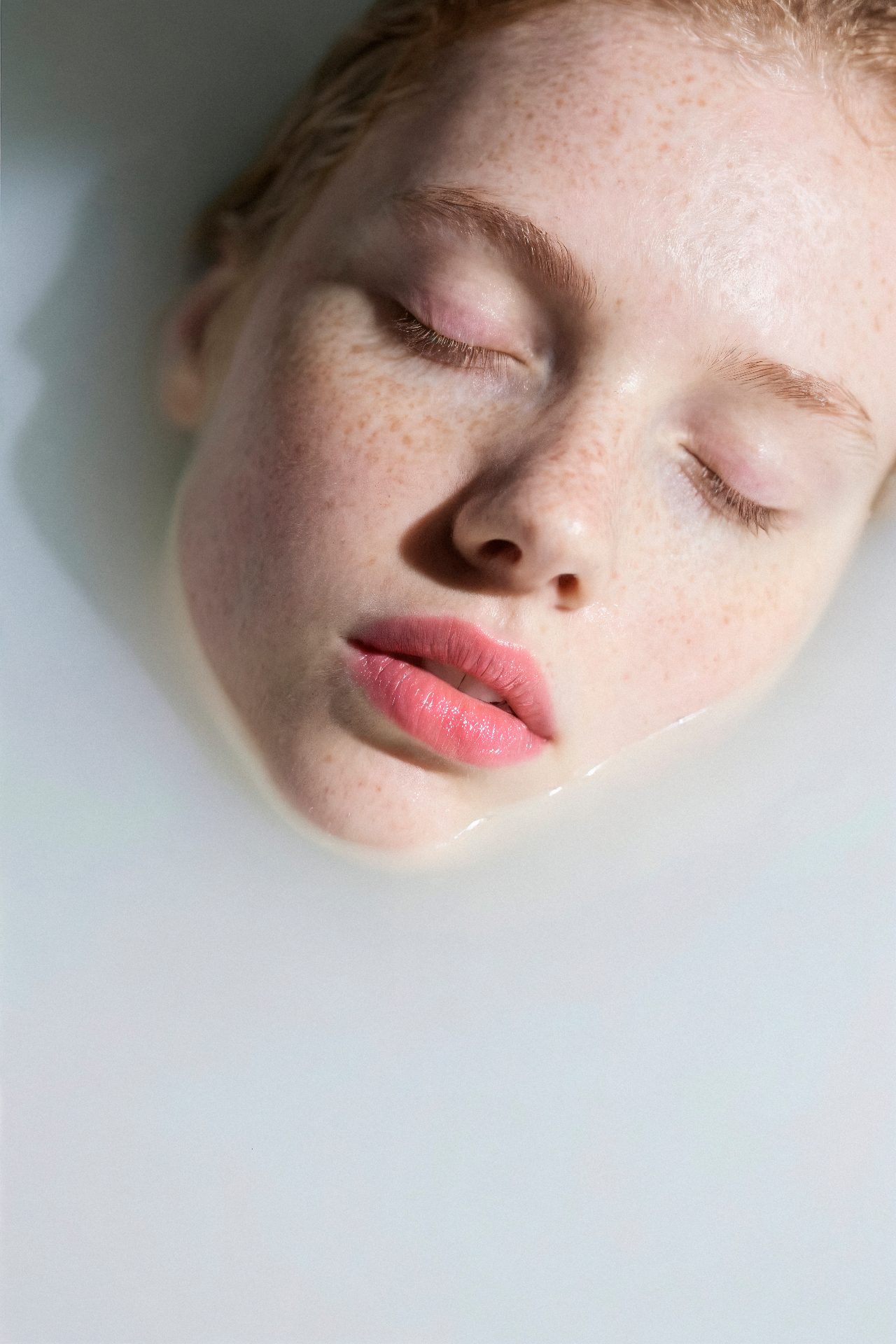 viso immerso nell'acqua